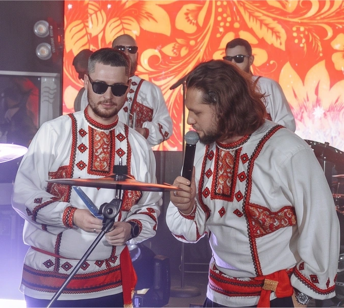 Музыканты в русских народных костюмах